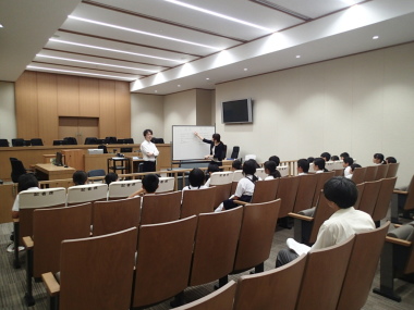 写真：裁判官による裁判手続等の説明の様子