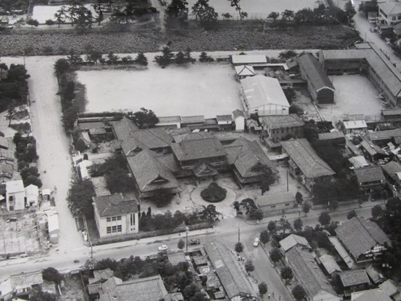 画像：昭和４０年までの庁舎・智頭街道方面からの航空写真