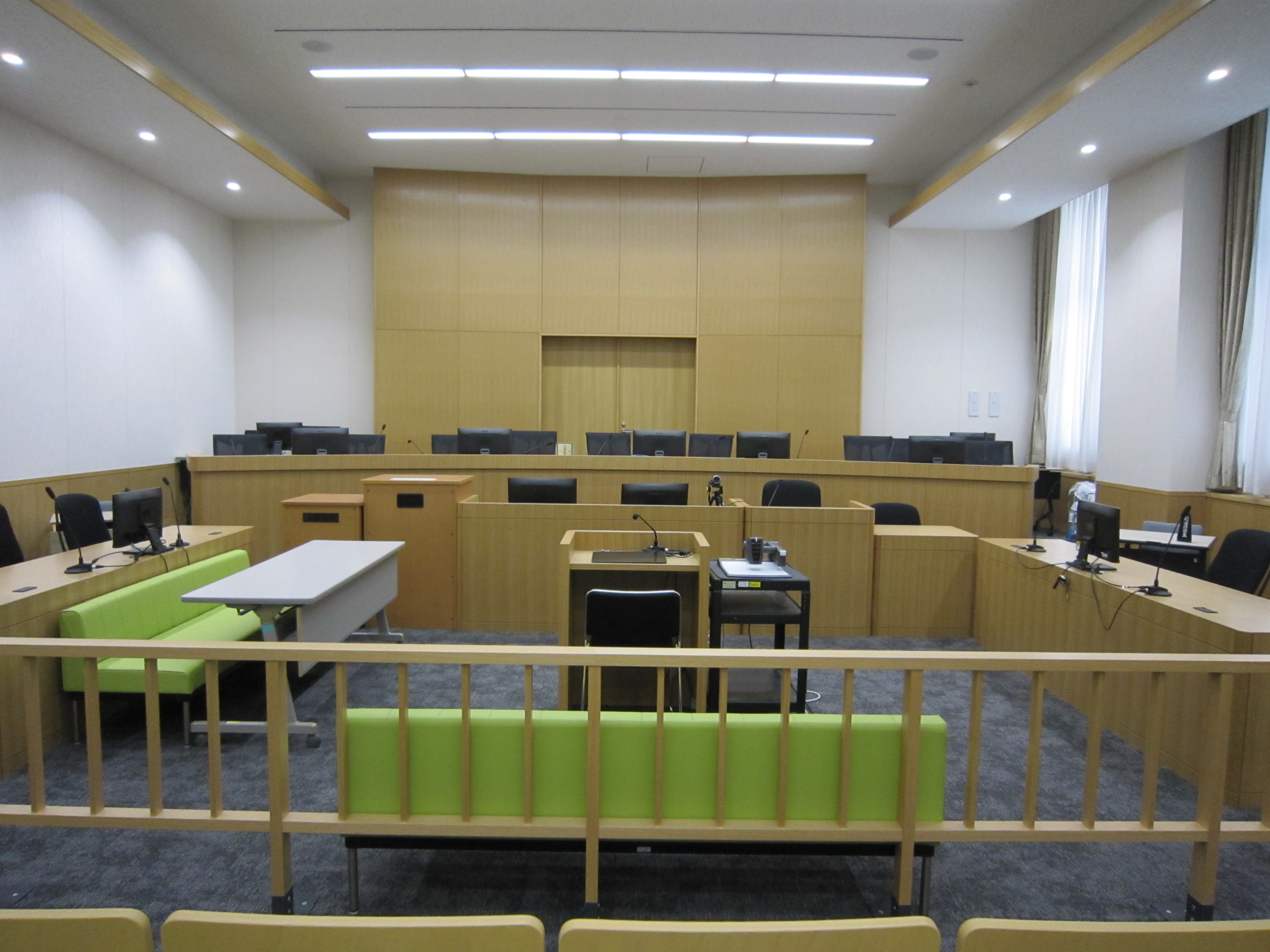 写真：裁判員裁判用法廷。裁判員裁判が行われる法廷です。津地方裁判所には、301号法廷があります。裁判員に選ばれましたら、こちらで裁判官と一緒に刑事事件の審理に立ち会っていただくこととなります。
