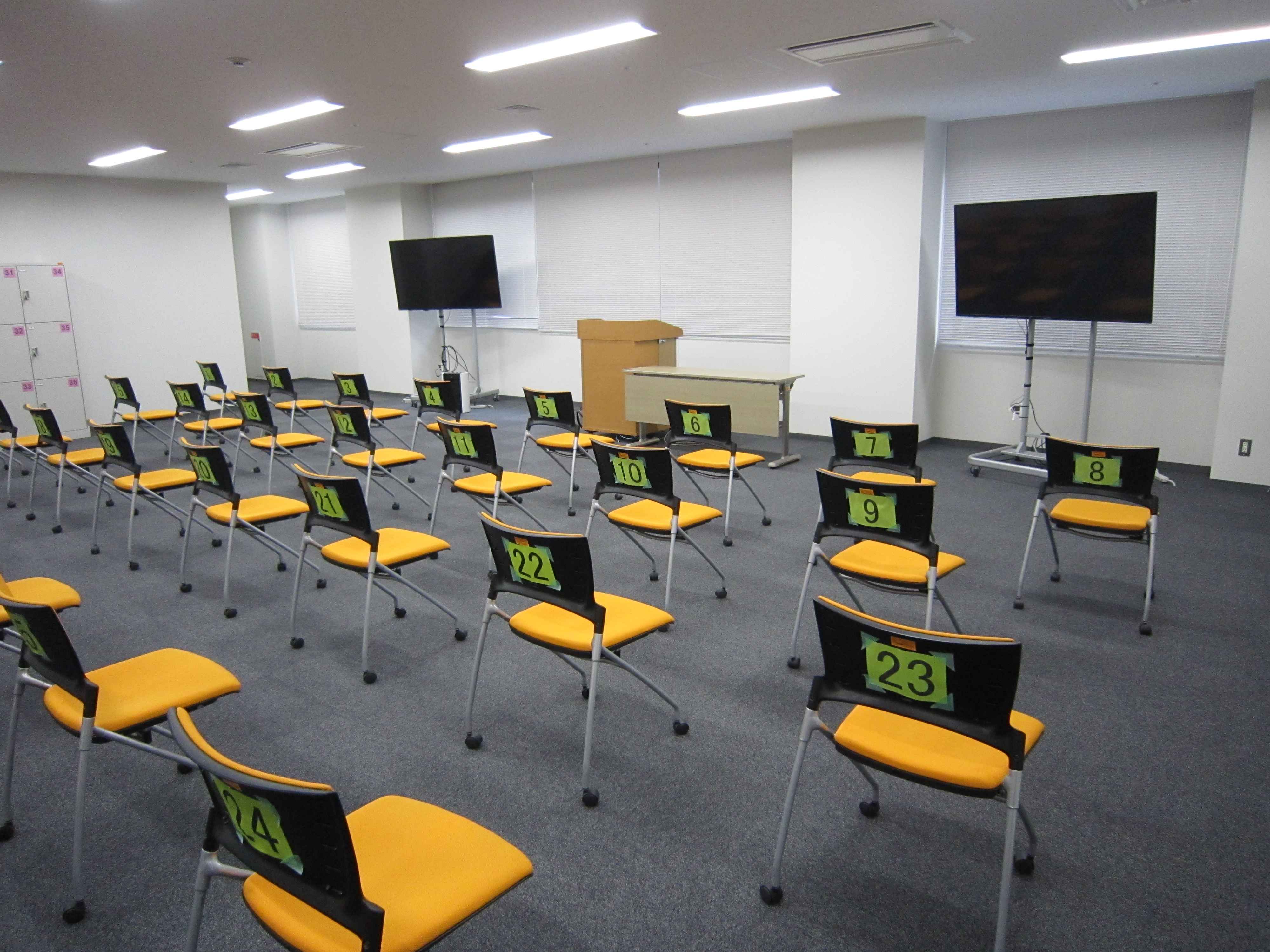 写真：裁判員候補者待機室。裁判員候補者としてお越しいただく場合にお集まりいただく「裁判員候補者待機室」です。こちらで裁判員の選任手続きなどが行われます。