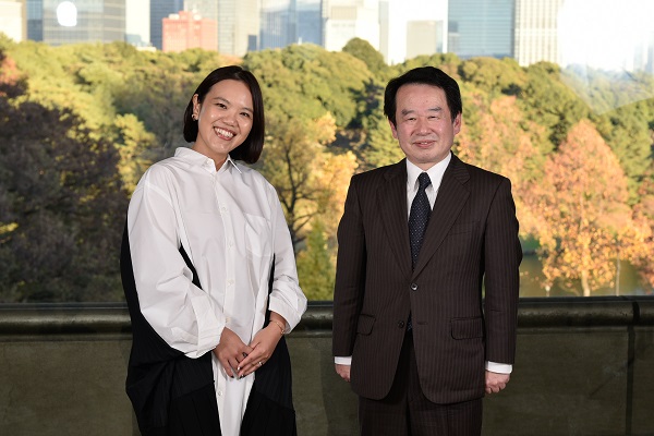 写真：辻村深月さんと林道晴最高裁判事
