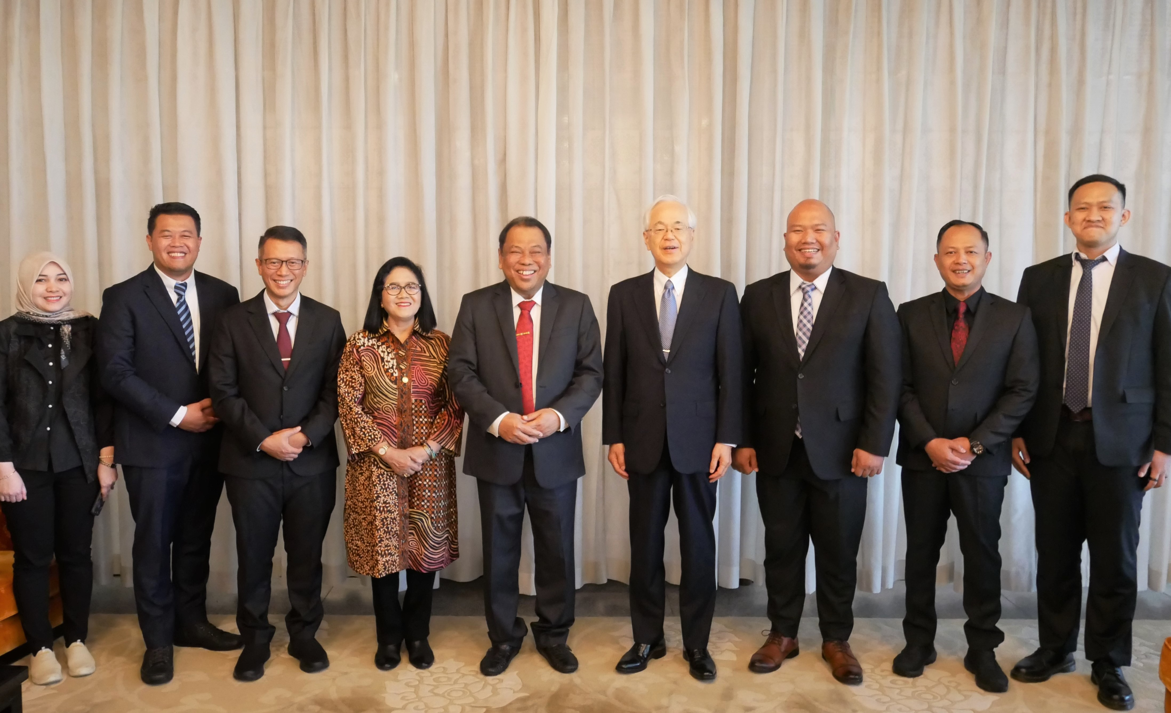 写真（戸倉長官とインドネシア憲法裁判所判事ら）