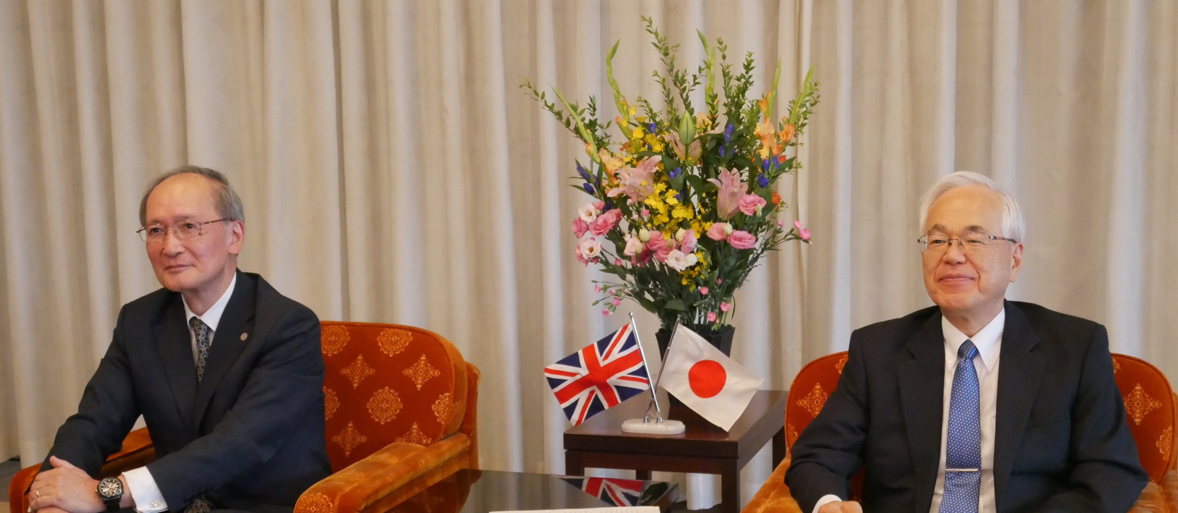 写真（戸倉長官と長嶺裁判官）