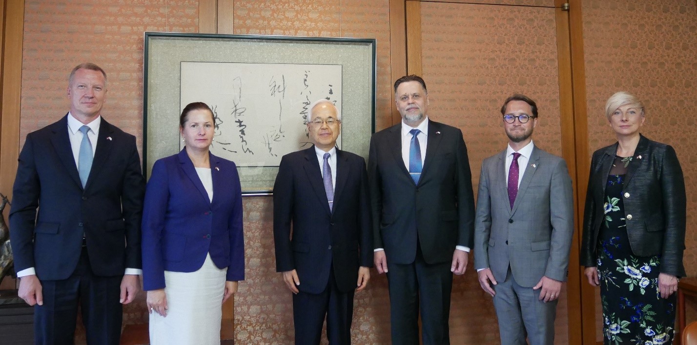 写真（戸倉長官とラトビア最高裁長官ら）