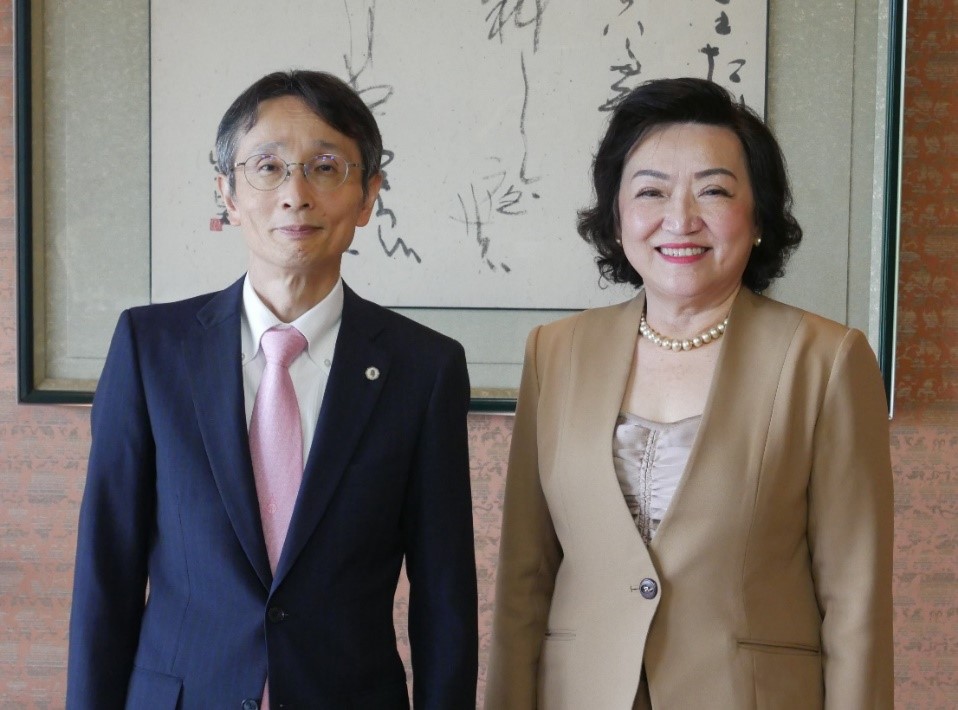 写真（今崎長官とアノーチャー長官）