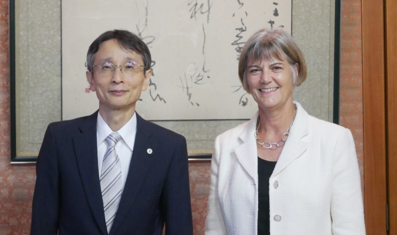 写真（今崎長官とロングボトム駐日英国大使）