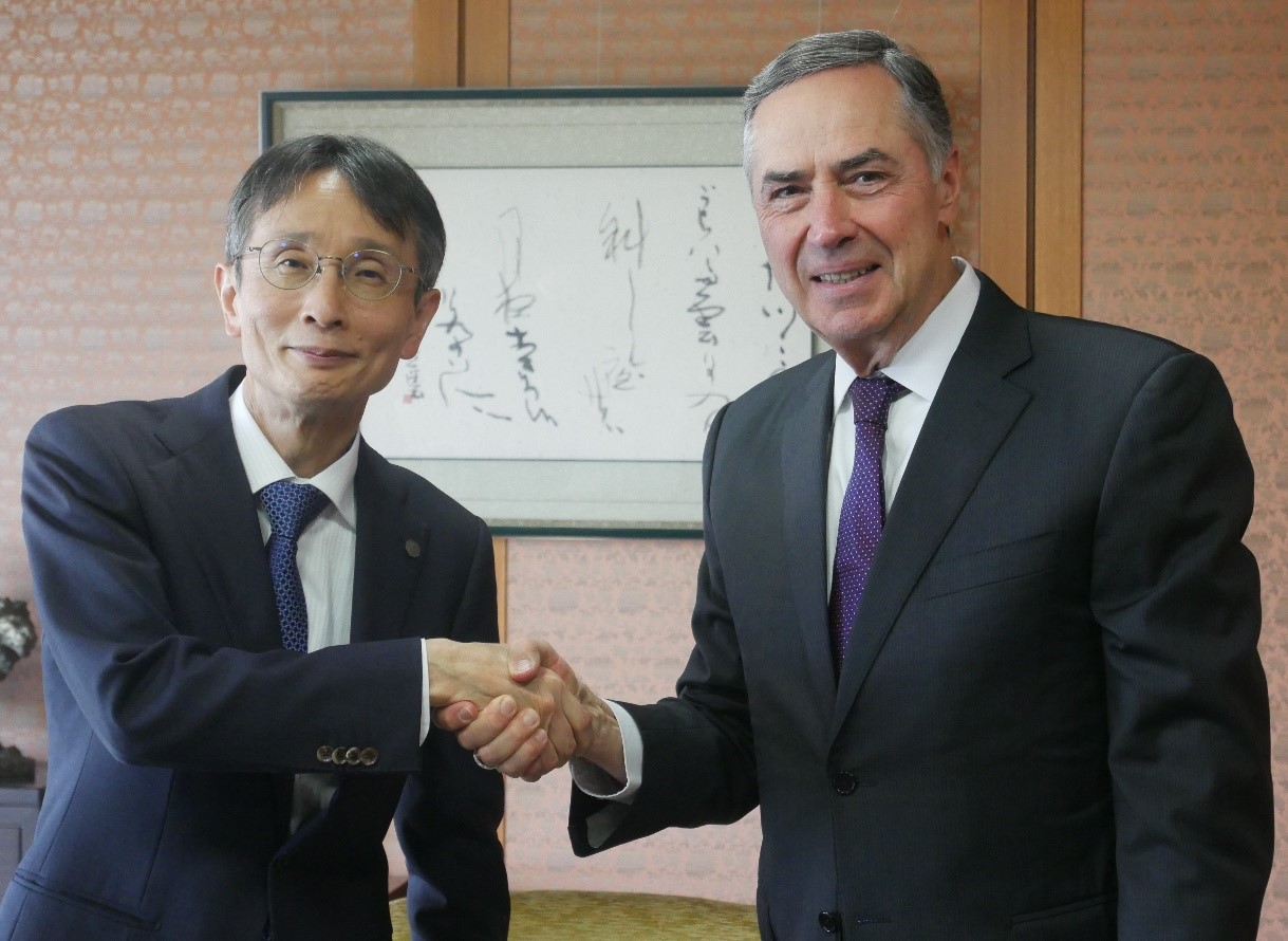 写真（今崎長官とバホーゾ長官）