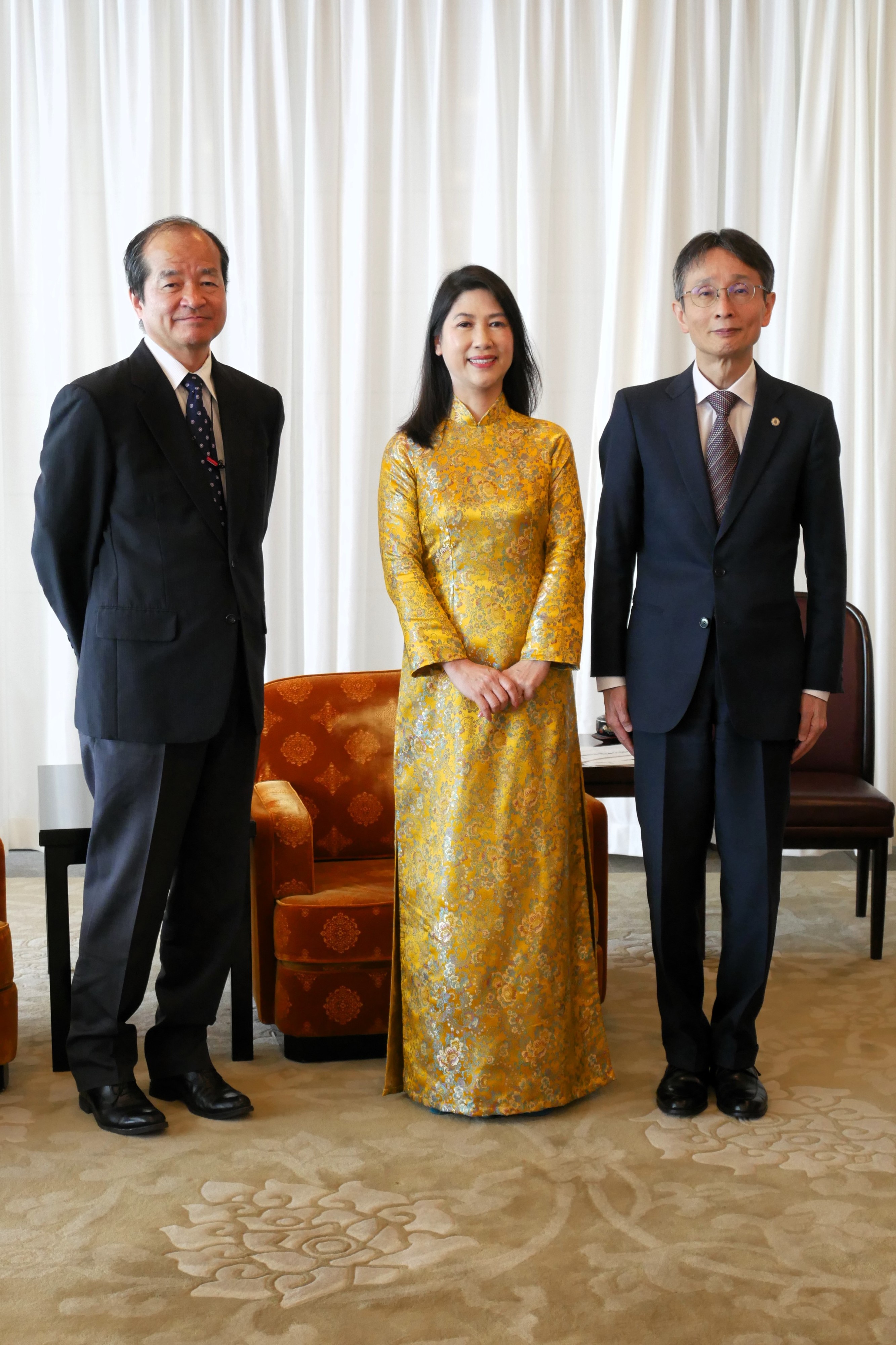 今崎長官及び岡裁判官とトゥイ判事