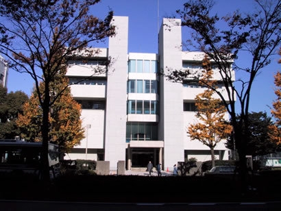 写真：横浜地方裁判所・横浜家庭裁判所川崎支部の外観